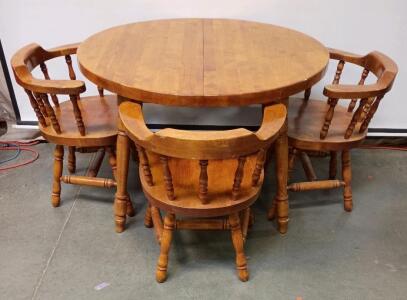 Vintage S. Bent & Bros. Colonial/Windsor Style Round Dining Table and (3) Spindle-Back Chairs Set.