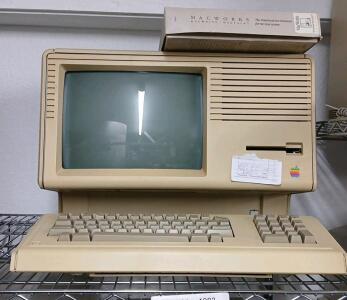 HISTORICALLY SIGNIFICANT APPLE LISA 2 A6S0200