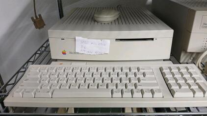 1990 Macintosh IIsi Keyboard, Mouse And Monitor
