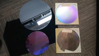 8-Inch Silicon Semiconductor Wafer, Polished Surface, Plastic Holder