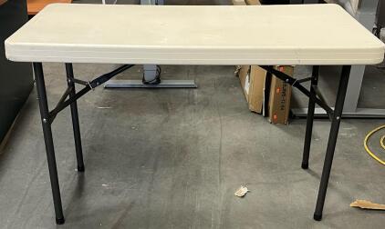 2&rsquo; x 4&rsquo; Folding Table