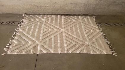Beige Geometric Pattern Rug 4'x6' with Fringed Edges