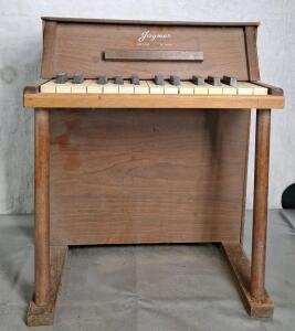 (1) Vintage Jaymar Toy Piano