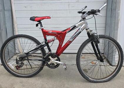 Mongoose 28" 21-speed XR 100 Bike, red