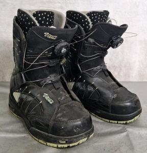 (1) Pair Of Vans Encore Women's Snoboard Boots, Size 7