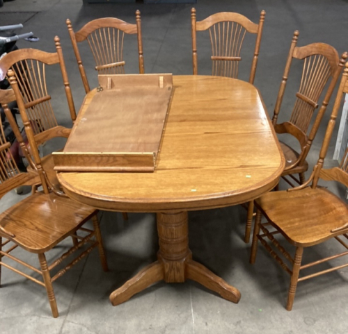 Dining Room Table With (6) Chairs and Extendable Leaf