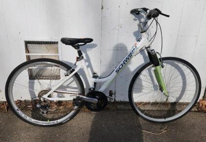 (White) 28" Schwinn Trailway Hybrid Bike