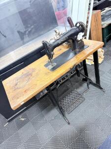 Singer 66 Antique Treadle Sewing Machine with Table, 1/3 HP, 250V