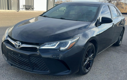2015 TOYOTA CAMRY SE - LEATHER INTERIOR!
