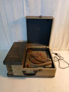 Vintage V-M Tri-O-Matuc Portavle Turntable Record Player Model 556A -20"x16"x9"