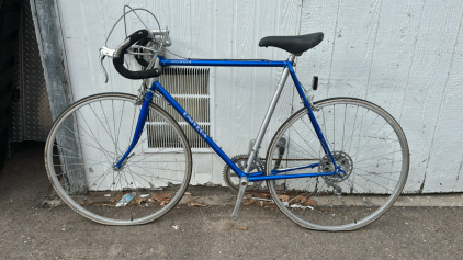 (1) 27in Univega Arrowpace Bike (Blue And Silver)