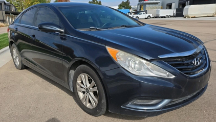 2013 HYUNDAI SONATA - FWD!