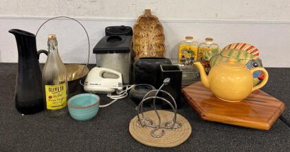 Homeware Lot (1) Mini Deep Fryer Various Jars And Vases (1) Fish Cookie Jar (1) Teapot And More
