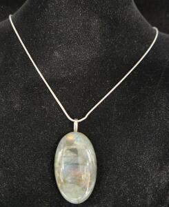 (1) 56.65 ct Natural Flashy High Grade Labradorite Gemstone Necklace