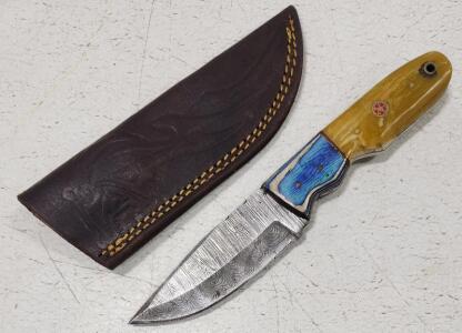 (1) Damascus Steel Fixed Blade Hunting Knife With Wood And Resin Handle And Sheath