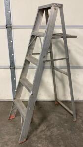 4.9&rdquo; Sears Metal Ladder With Paint Bucket Holder