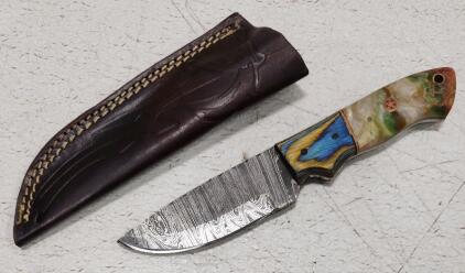 (1) Damascus Steel Fixed Blade Hunting Knife With Wood And Resin Handle And Sheath
