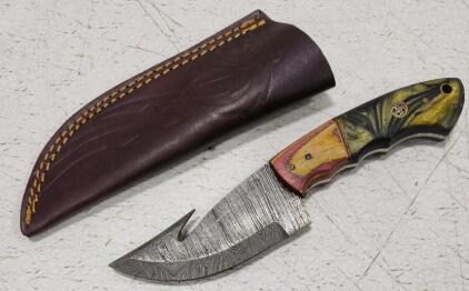 (1) Damascus Steel Fixed Blade Hunting Knife With Wood And Resin Handle And Sheath