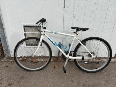 Giant Butte Mountain Bike, 26-inch Wheels, Rim Brakes, White Color