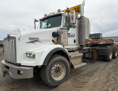 2005 KENWORTH T800 TRACTOR - RUNS AND DRIVES WELL- TRUCK ONLY