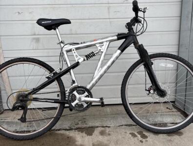 (26 inch)Mongoose XR-200 full-Suspension Mountain Bike. (silver)