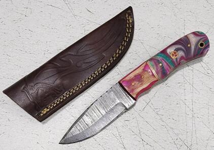 (1) Fixed Blade Damascus Steel Hunting Knife With Wood And Resin Handle And Sheath