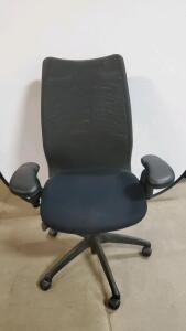 Black Mesh High Back Office Chair with Armrests and Swivel Base