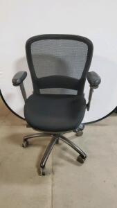 Black Mesh High Back Office Chair with Armrests and Swivel Base