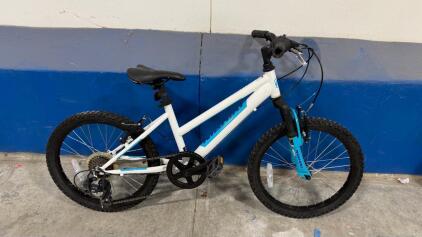24&rdquo; Nishiki Pueblo 20 Bike (White and Blue)
