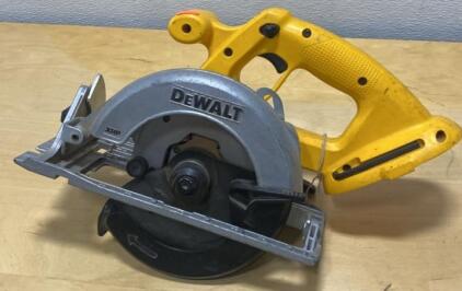DeWalt DC390 18V XRP cordless 6-1/2 inch circular saw. No Battery - Unable to Test