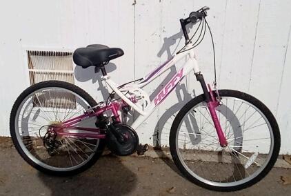 26" Huffy TrailRunner. 18 Speed White And Pink.
