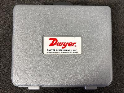 Dwyer Magnehelic Differential Pressure Gauge 0-0.25" H2O, 15 PSIG Max with Case - Cat# 2000-00C