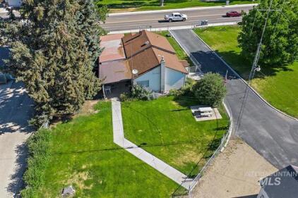 Hard to Find Home on Acreage In Nampa! mls # 98851107 - 2105 E Amity Avenue Nampa, ID 83686 - Live Auction