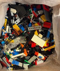 (1) Box Filled Of Legos!!
