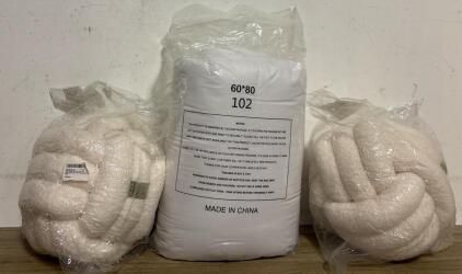 60&rdquo;x80&rdquo; White Comforter And (2) Knot Pillows