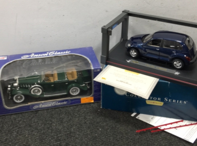 (1) Anson Classic 1932 Cadillac Sport Phaeton 1:18 Scale Diecast Car (1) Mobilia maisto Chrysler Pt Cruiser 1:18 Scale car with Display