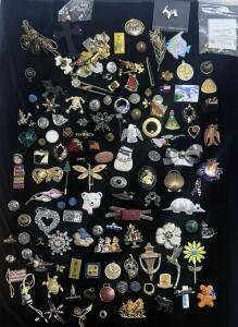 Huge Lot of 120 Vintage & Modern Brooches, Lapel Pins, Tie Tacks &ndash; Multicolor Mixed Themes