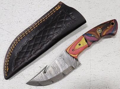 (1) Fixed Blade Damascus Steel Gutting Knife With Wood And Resin Handle And Sheath