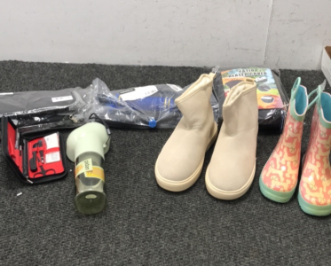 (1) Pair Size 6 Jarlif Boots (1) Pair Komforme Size 10 Kids Boots (1) Patio Heater Cover (1) Lunchbox With Grooming Kit (1) Pidan Pet Water Bottle (1) Snow Shovel With Brush