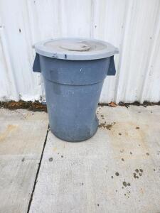 Outdoor Pathway Stake Lights with Cords (8 Units), 50ft Cable, in 32-Gallon Trash Can