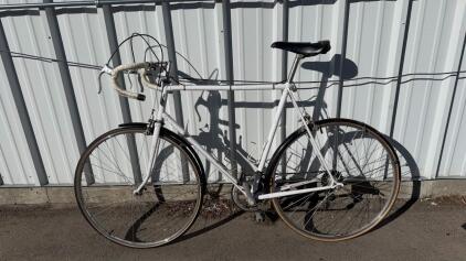 Vintage White Steel Road Bike, 58cm Frame, Drop Bars, 700c Wheels, 10-Speed, Rear Fender