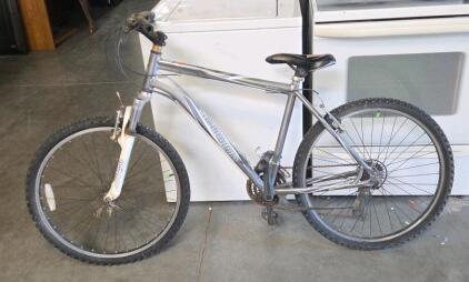 Schwinn Hardtail Mountain Bike, 26" Wheels, Front Suspension, Shimano 21-Speed, Silver