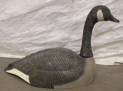Large Full-Body Canada Goose Decoy, Detachable Head, Plastic Shell, Field Hunting, 42" Length