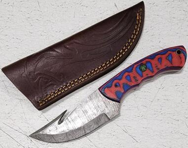 (1) Fixed Blade Damascus Steel Gutting Knife With Wood Handle And Sheath