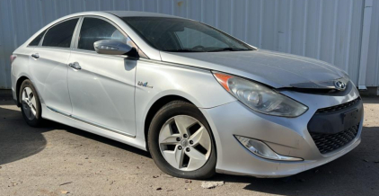 2012 HYUNDAI SONATA - HYBRID!