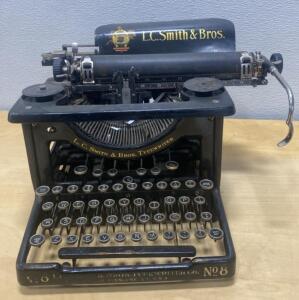 L.C. Smith & Bros. No. 8 Manual Typewriter, c.1915&ndash;1925, Syracuse NY, QWERTY Keyboard, 42 Keys