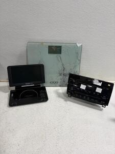Toyota JBL CD Stereo Head Unit 86120-0C191 CQ-ET1660X for Sequoia/Tundra 2008&ndash;2013, Panasonic portable dvd player, scale.