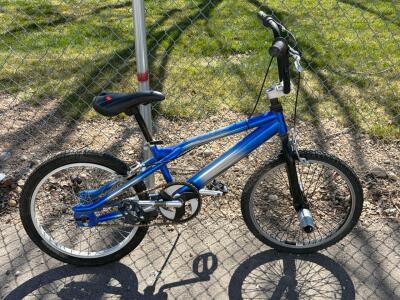 Pacific Cycle R1594WMKT BMX Bike, 20" Wheels, Blue/Black, Steel Frame, Front Pegs. Please inspect in person
