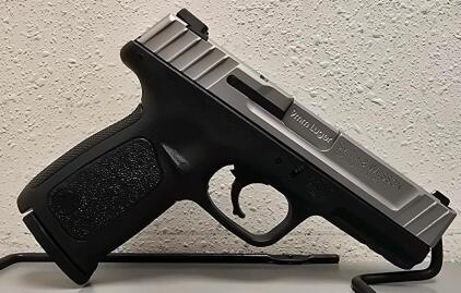 Smith & Wesson SD9 VE 9mm Luger, 4" Barrel, Two-Tone, Serial FEC2999