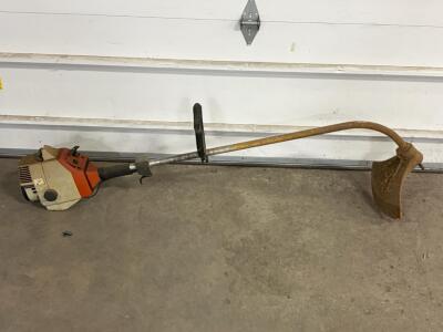 Stihl FS 36 Gas-Powered 27.2cc String Trimmer, Curved Shaft, 9 lbs, 15.7" Cutting Width. Good compression.